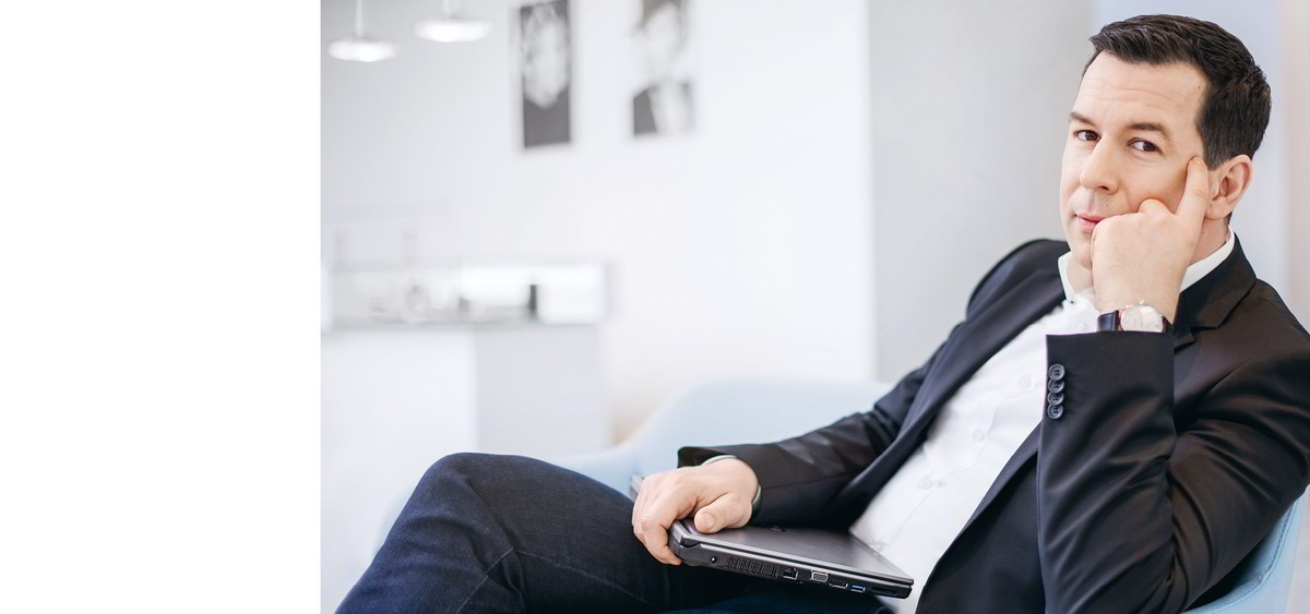 Geschäftsführer Robert Gey im Firmenfoyer der Charlotte Meentzen GmbH.