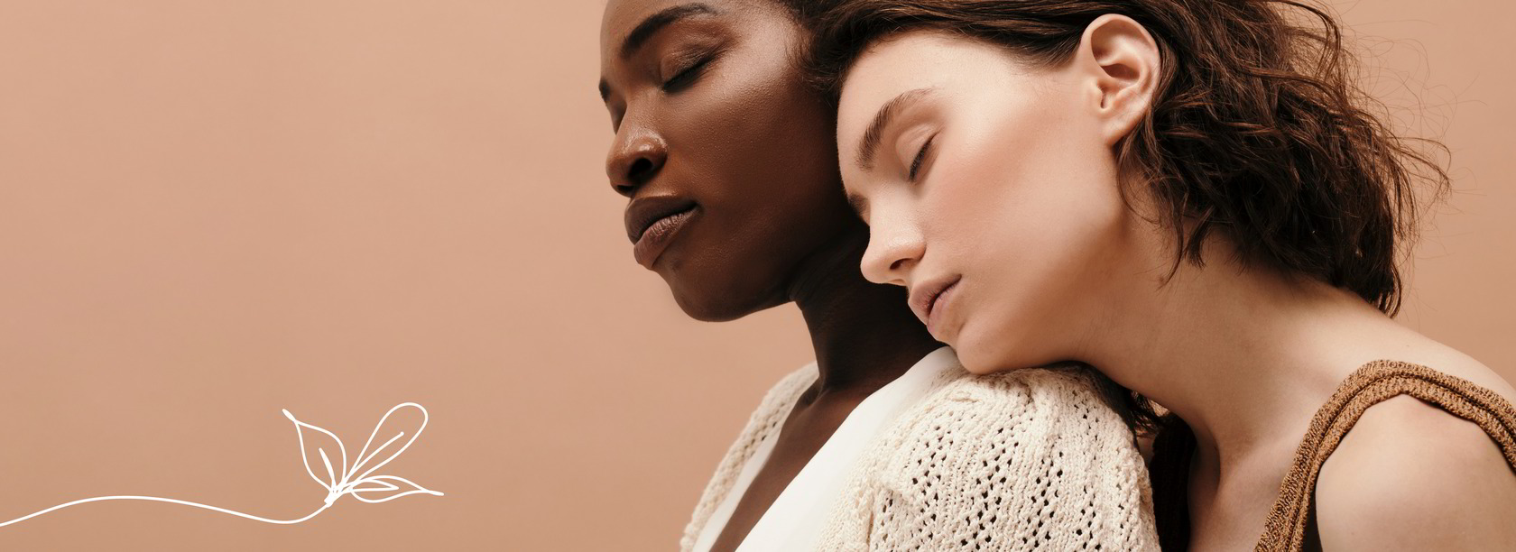 Zwei Frauen stehen eng beieinander, eine trägt einen weißen Pullover und die andere einen braunen, gestrickten Oberteil. Der Hintergrund ist einfarbig.