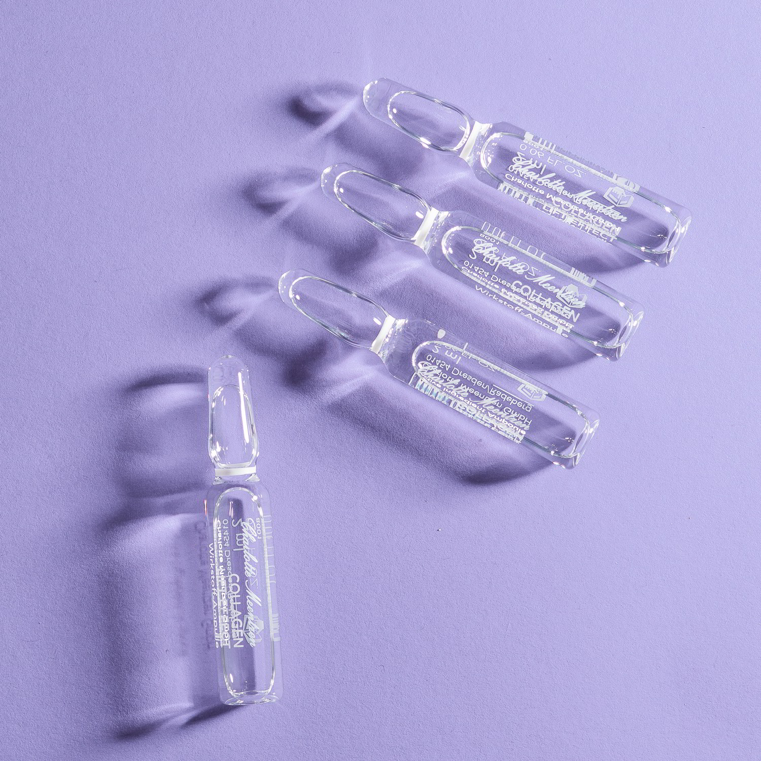 Klare Ampullen Collagen Lift auf lila Hintergrund