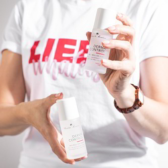 Frau hält zwei Deo-Roll Ons in die Kamera